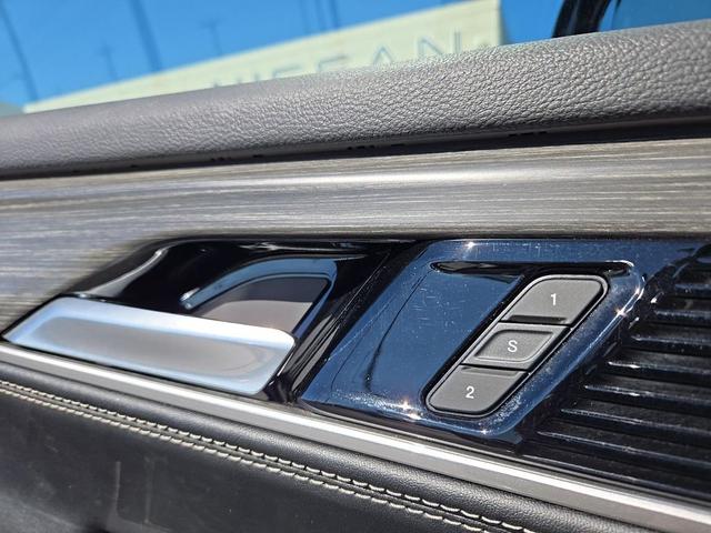 Photo of 2024 Diamond Black Crystal Pearlcoat Jeep Wagoneer