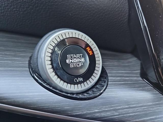 Photo of 2024 Diamond Black Crystal Pearlcoat Jeep Wagoneer