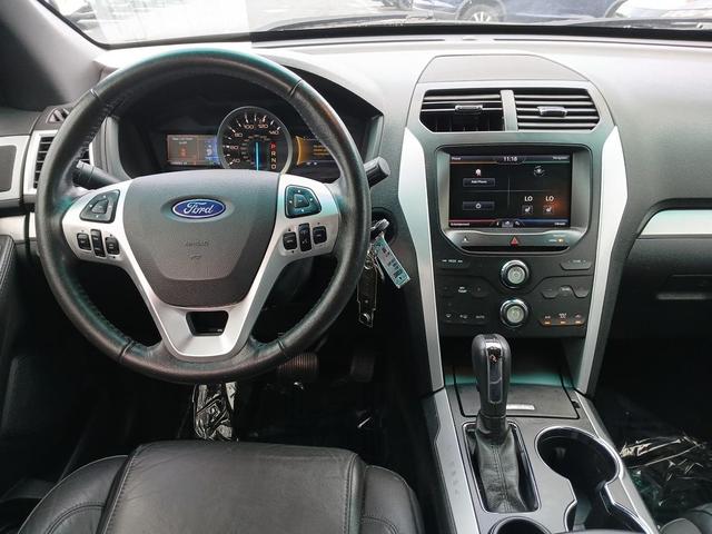 Photo of 2014 White Platinum Clearcoat Metallic Ford Explorer