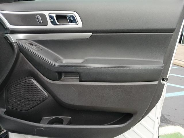 Photo of 2014 White Platinum Clearcoat Metallic Ford Explorer