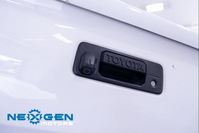 Photo of 2018 Super White Toyota Tacoma
