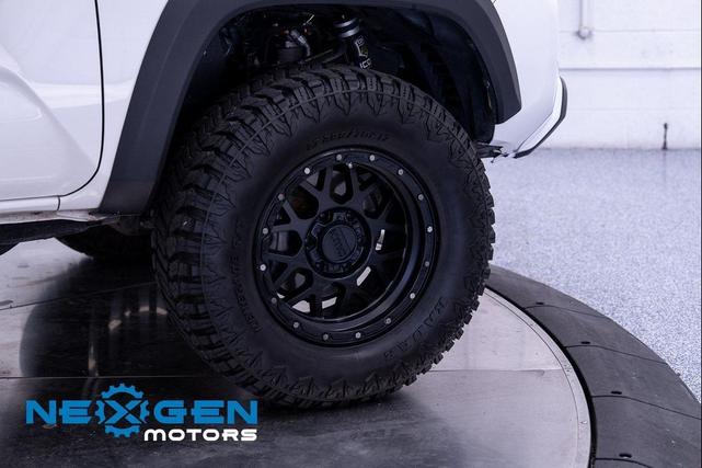 Photo of 2018 Super White Toyota Tacoma