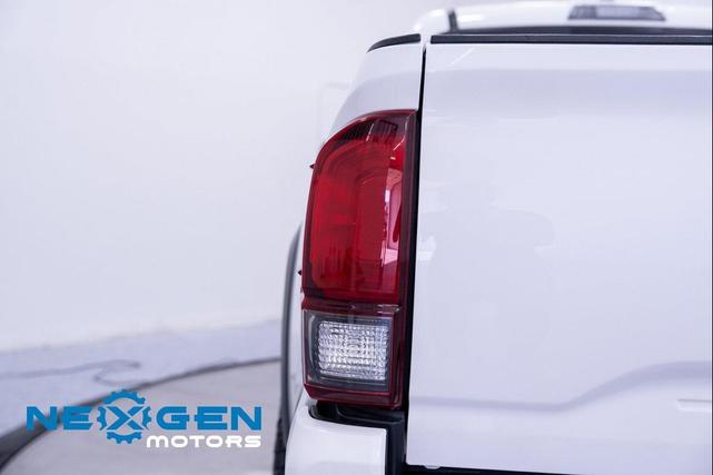 Photo of 2018 Super White Toyota Tacoma