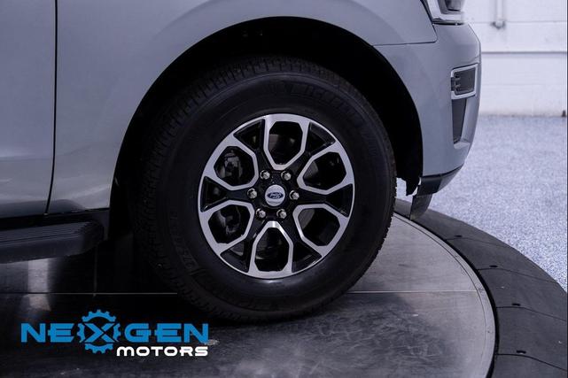 Photo of 2024 Silver Metallic Ford Expedition