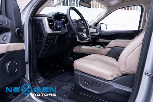 Photo of 2024 Silver Metallic Ford Expedition