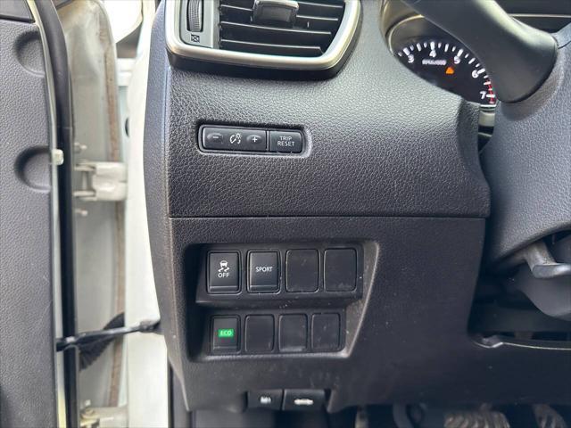Photo of 2016 White Nissan Rogue