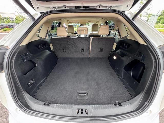 Photo of 2022 Star White Metallic Tri-Coat Ford Edge