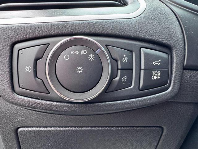 Photo of 2022 Star White Metallic Tri-Coat Ford Edge