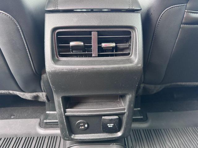Photo of 2022 Star White Metallic Tri-Coat Ford Edge