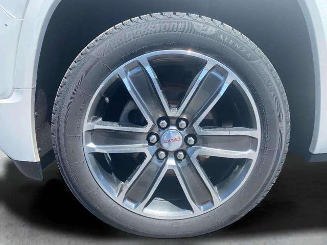 Photo of 2017 White Frost Tricoat GMC Acadia