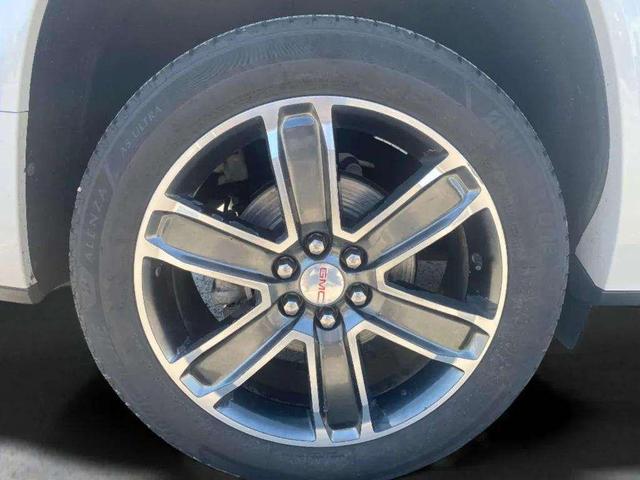 Photo of 2017 White Frost Tricoat GMC Acadia