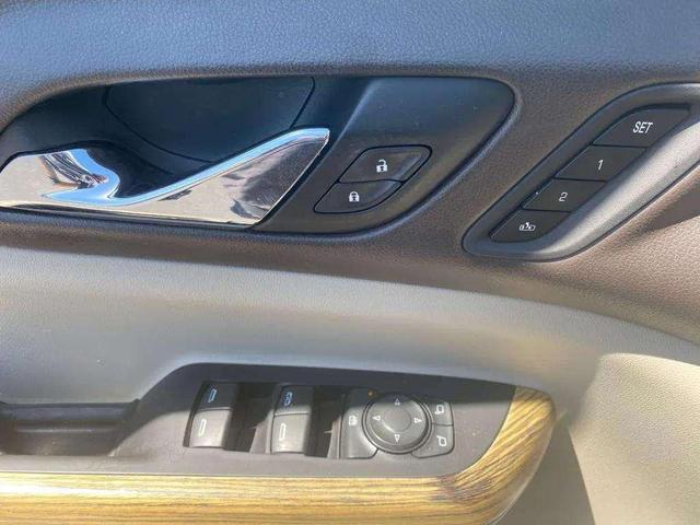 Photo of 2017 White Frost Tricoat GMC Acadia