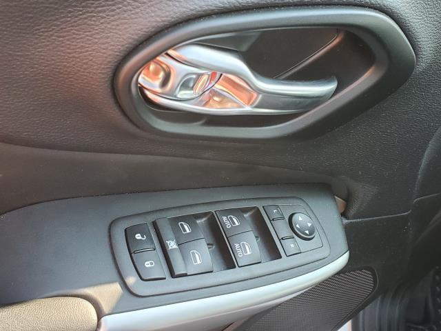 Photo of 2022 Bright White Clearcoat Jeep Cherokee