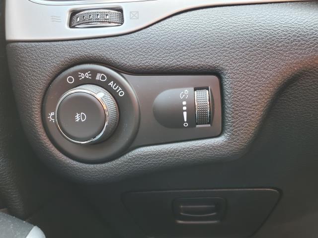 Photo of 2022 Bright White Clearcoat Jeep Cherokee
