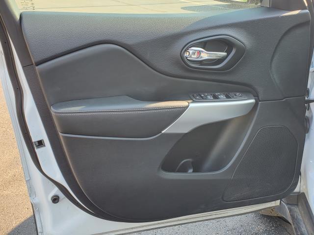Photo of 2022 Bright White Clearcoat Jeep Cherokee