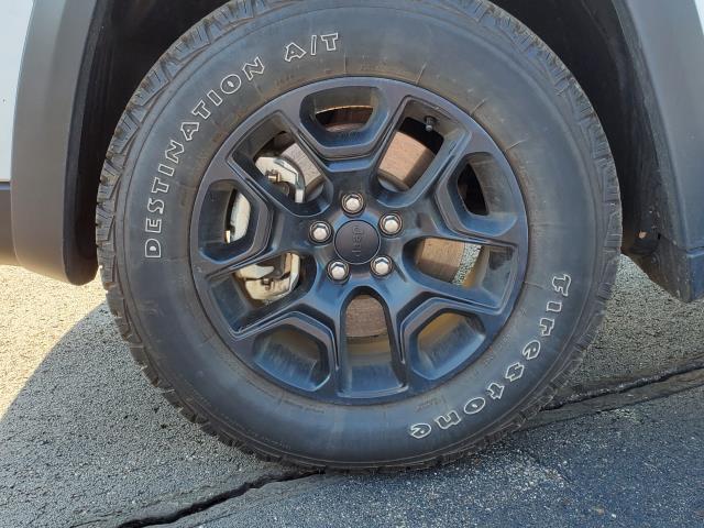 Photo of 2022 Bright White Clearcoat Jeep Cherokee