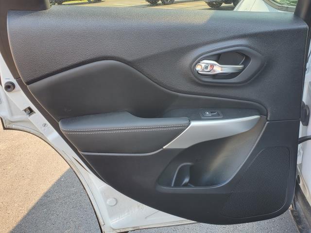 Photo of 2022 Bright White Clearcoat Jeep Cherokee