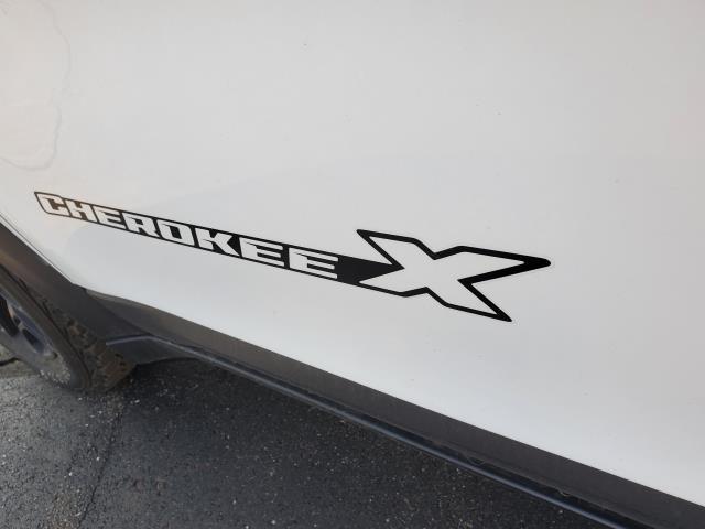 Photo of 2022 Bright White Clearcoat Jeep Cherokee