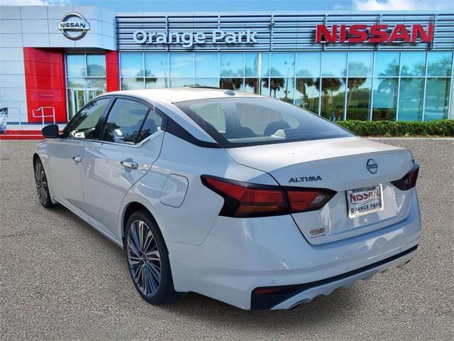 Photo of 2025 White Pearl Nissan Altima