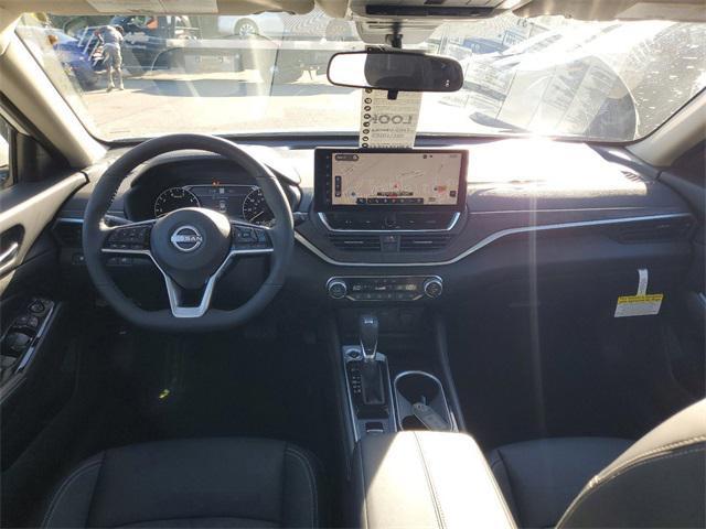 Photo of 2025 White Pearl Nissan Altima