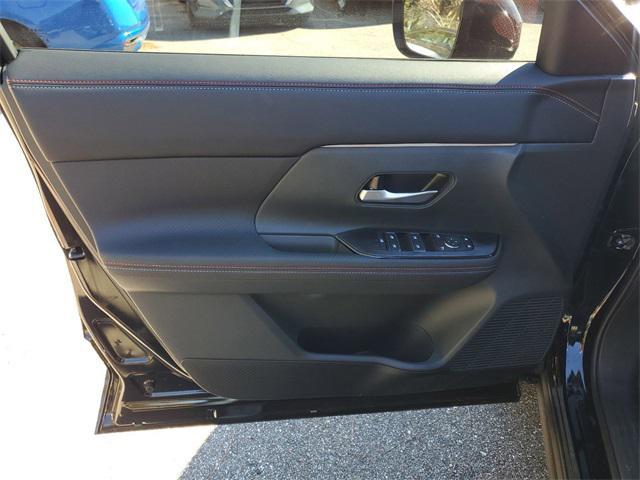 Photo of 2025 Super Black Nissan Kicks