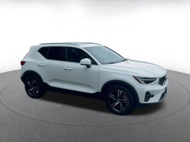 Photo of 2024 Crystal White Metallic Volvo XC40
