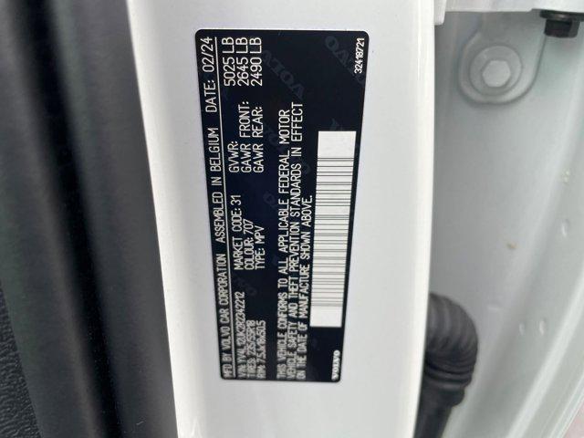 Photo of 2024 Crystal White Metallic Volvo XC40