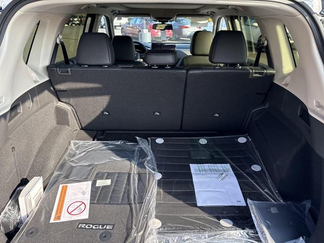 Photo of 2026 Everest White Pearl Tricoat Nissan Rogue