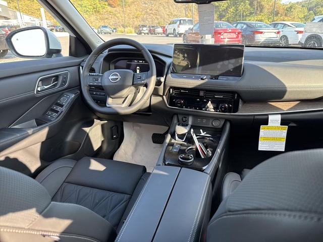 Photo of 2026 Everest White Pearl Tricoat Nissan Rogue