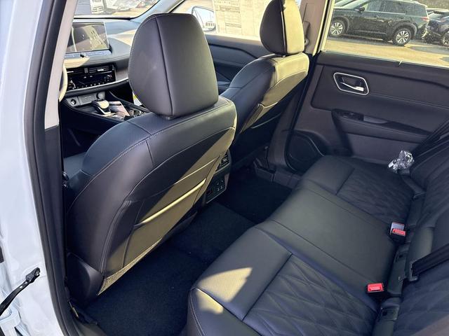 Photo of 2026 Everest White Pearl Tricoat Nissan Rogue