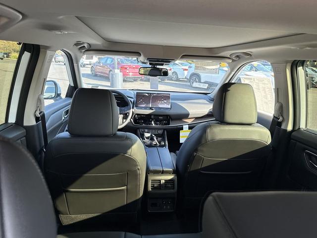 Photo of 2026 Everest White Pearl Tricoat Nissan Rogue