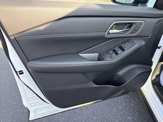 Photo of 2026 Everest White Pearl Tricoat Nissan Rogue