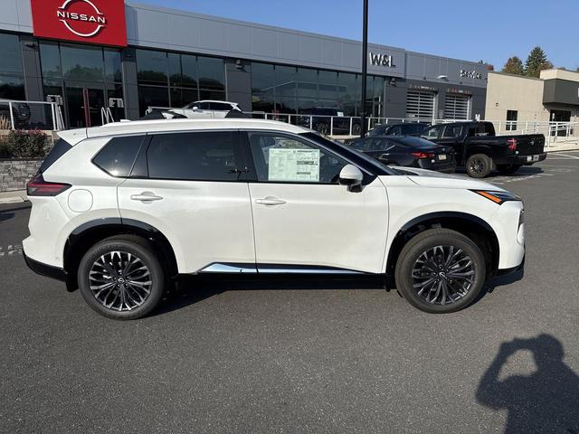 Photo of 2026 Everest White Pearl Tricoat Nissan Rogue