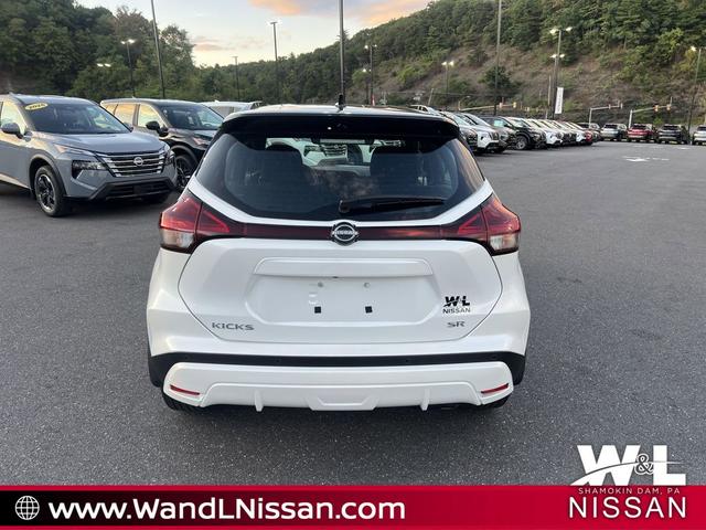 Photo of 2024 Aspen White Tricoat/Super Black Nissan Kicks
