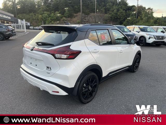 Photo of 2024 Aspen White Tricoat/Super Black Nissan Kicks