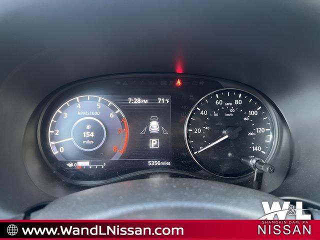 Photo of 2024 Aspen White Tricoat/Super Black Nissan Kicks