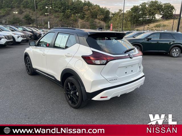 Photo of 2024 Aspen White Tricoat/Super Black Nissan Kicks