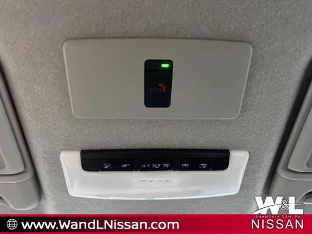 Photo of 2024 Aspen White Tricoat/Super Black Nissan Kicks