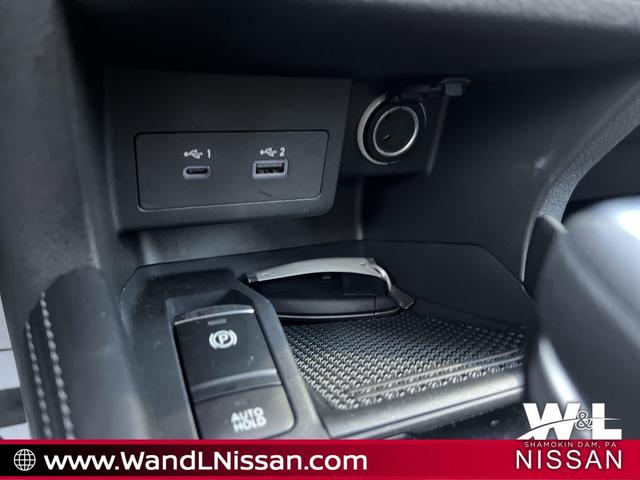 Photo of 2024 Aspen White Tricoat/Super Black Nissan Kicks