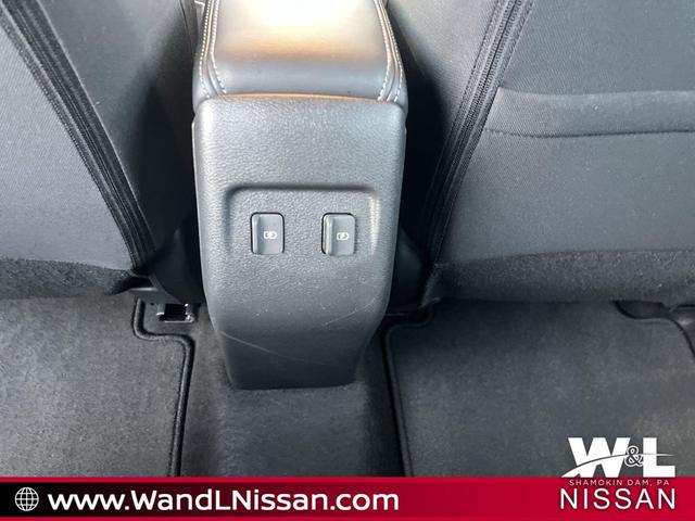 Photo of 2024 Aspen White Tricoat/Super Black Nissan Kicks