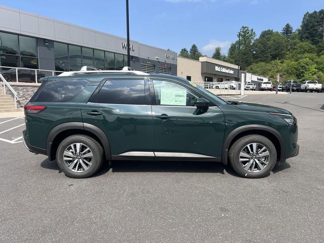 Photo of 2025 Obsidian Green Pearl Nissan Pathfinder