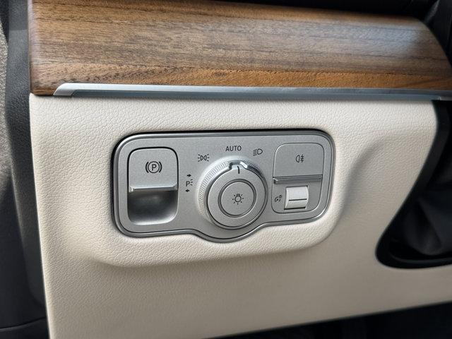 Photo of 2023 White Mercedes-Benz GLE 350