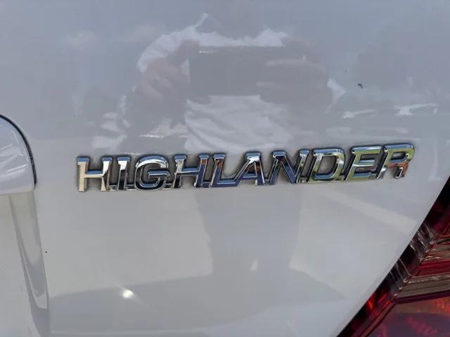 Photo of 2003 Super White Toyota Highlander