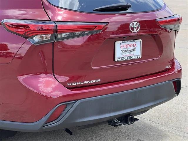 Photo of 2022 Ruby Flare Pearl Toyota Highlander