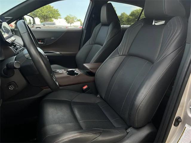 Photo of 2024 Titanium Glow Toyota Venza