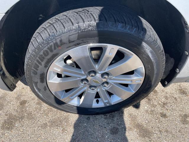 Photo of 2010 Silver Ice Metallic Chevrolet Equinox