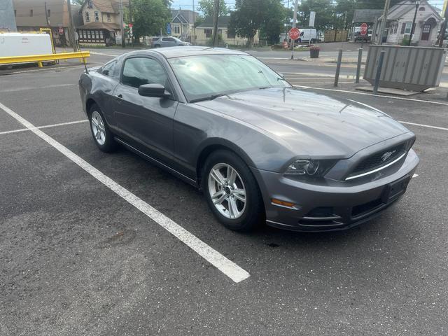 Photo of 2013 gray Ford Mustang