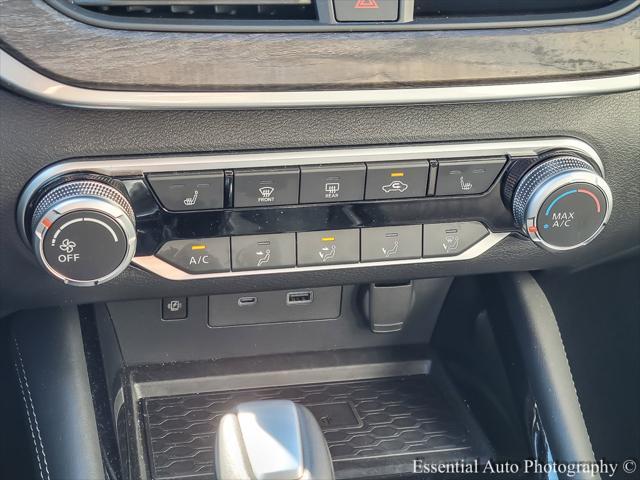 Photo of 2023 Pearl White Tricoat Nissan Altima