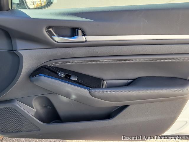 Photo of 2023 Pearl White Tricoat Nissan Altima