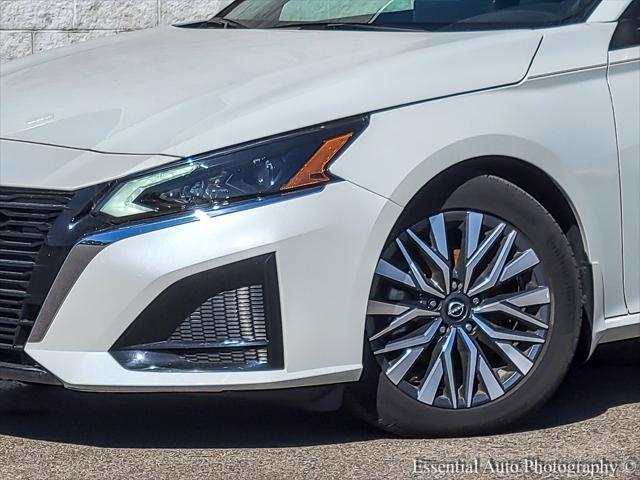 Photo of 2023 Pearl White Tricoat Nissan Altima